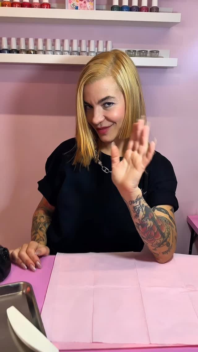 Post 6 by Luz Belenguer / Nail Artist on Instagram (video)