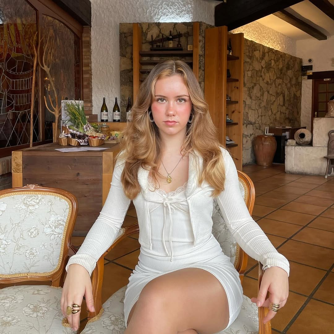 Post 8 by 𝒄𝒂𝒓𝒐𝒍 🪩 on Instagram (carousel)