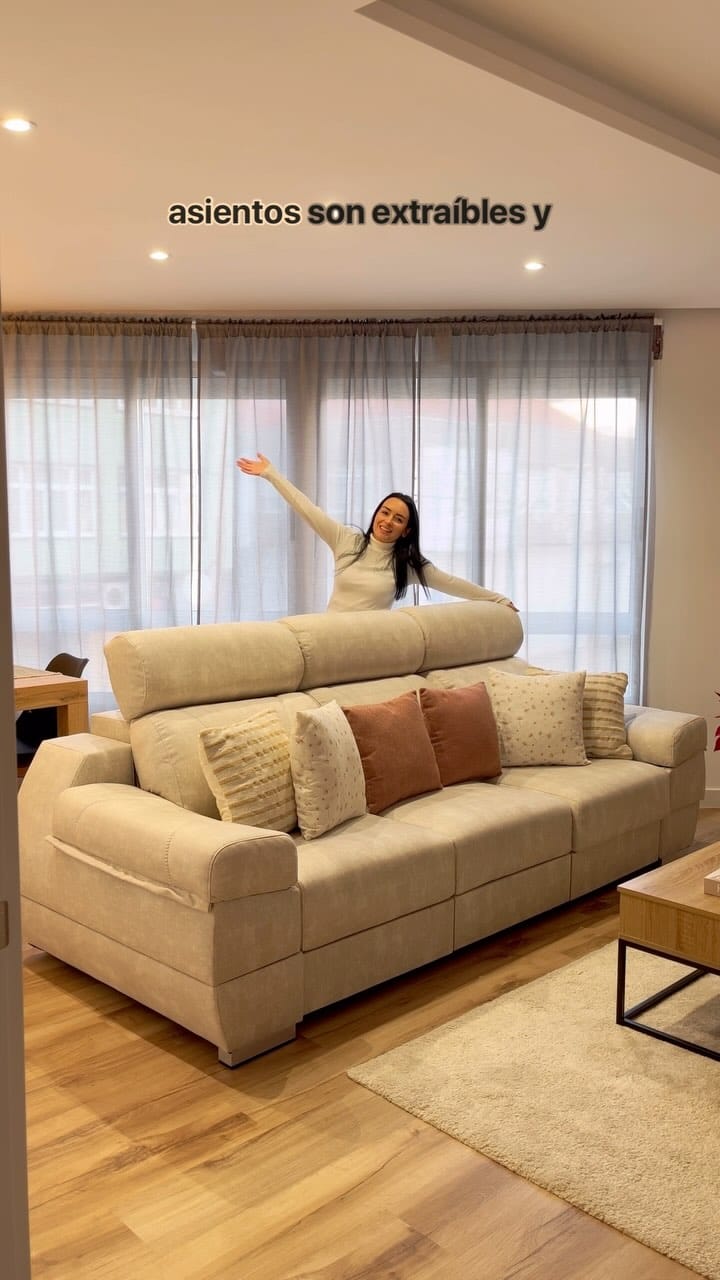 Post 8 by Nika Lois on Instagram (video)