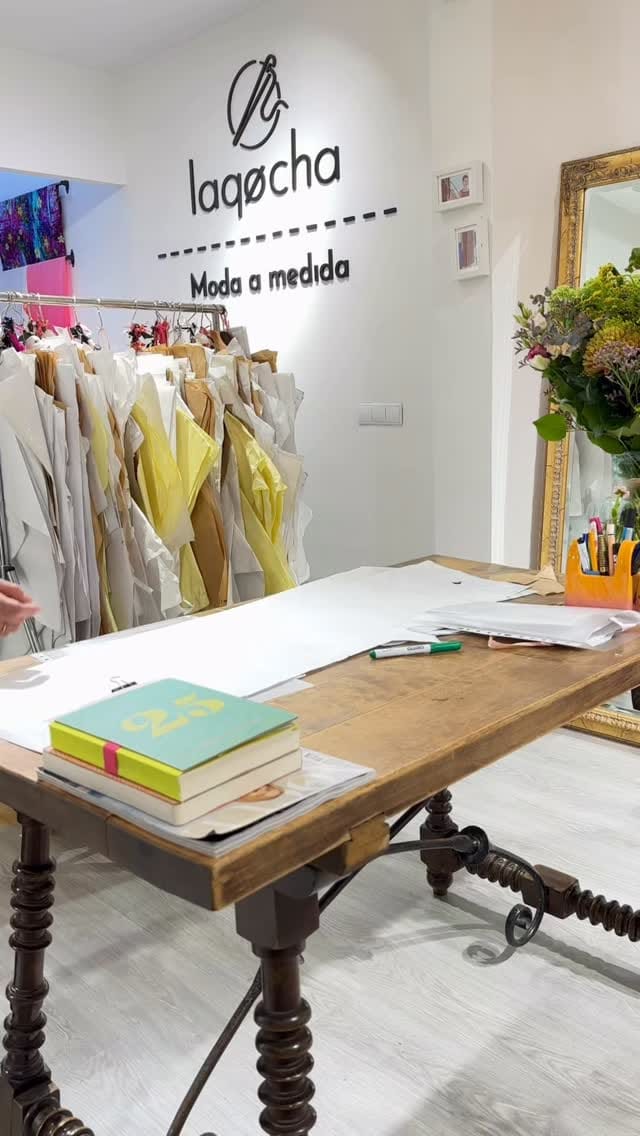 Post 4 by laqøcha | moda personalizada y creativa on Instagram (video)
