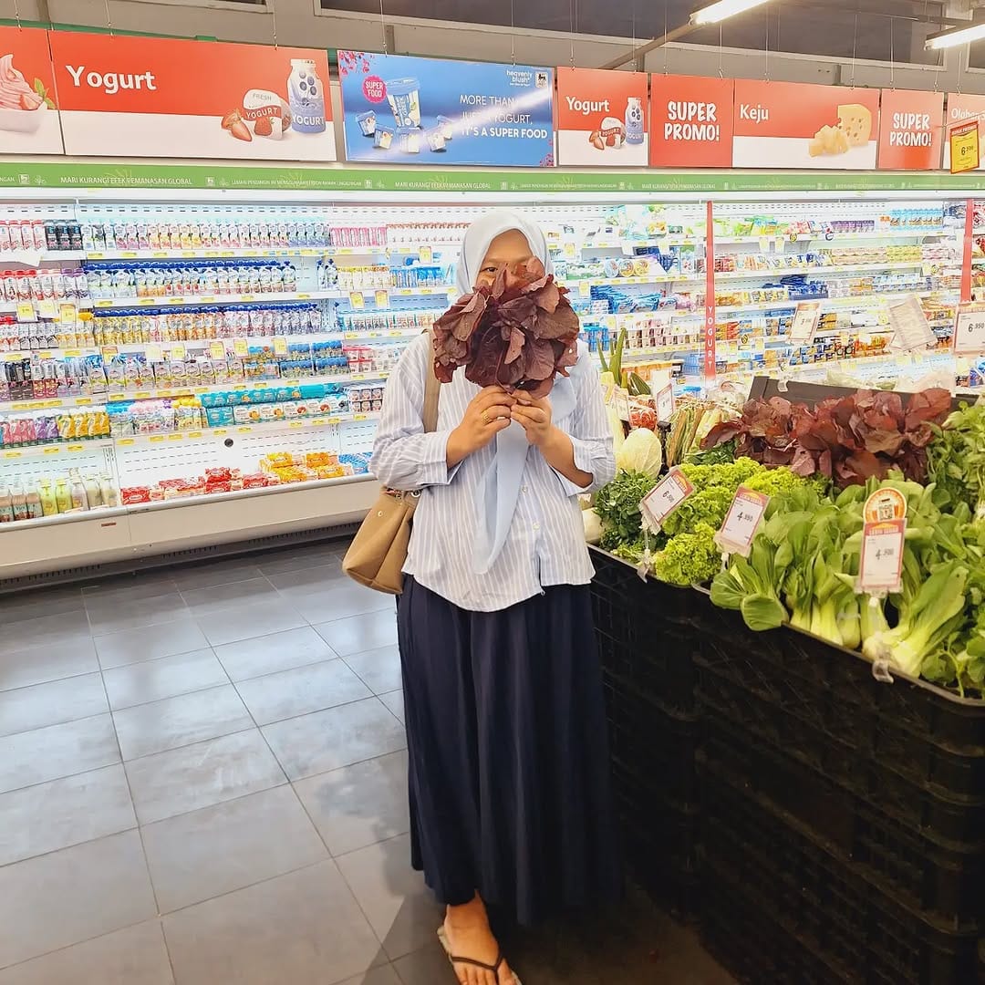 Post 2 by Tya Novisa on Instagram (image)