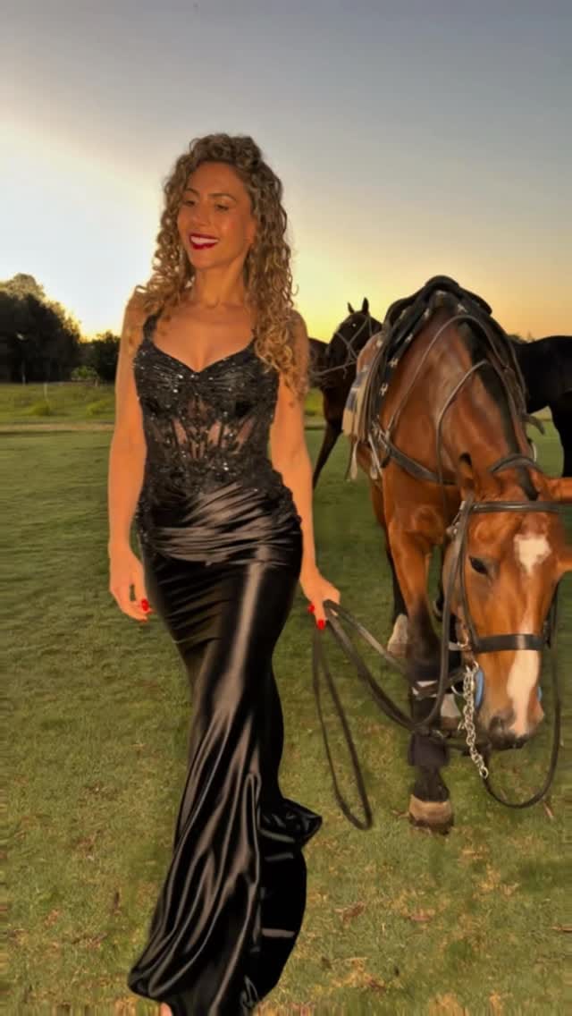 Post 5 by Vestidos Unique on Instagram (video)