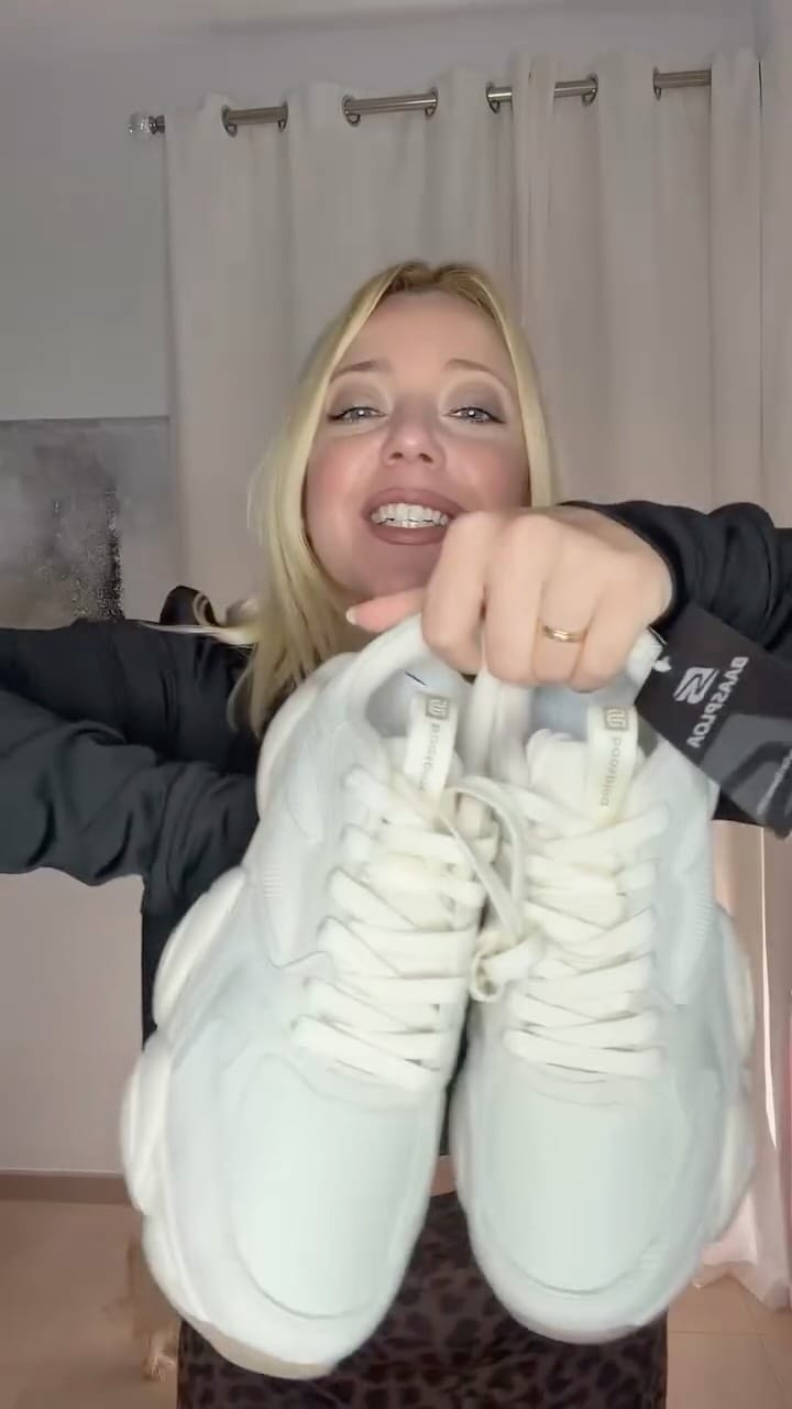 Post 5 by M Y B L O N D E S T Y L E on Instagram (video)