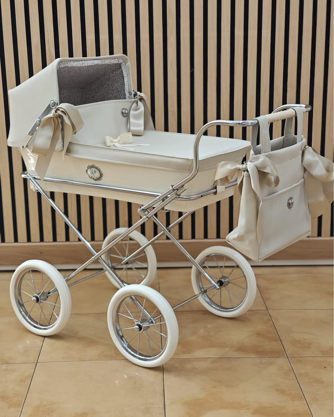 Post 8 by Bebelux | Coches y sillas de muñecas premium on Instagram (carousel)