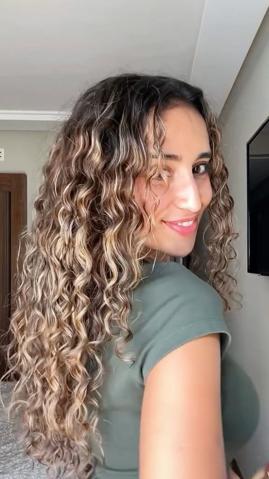 Post 9 by Erayba Hair Cosmetics on Instagram (video)