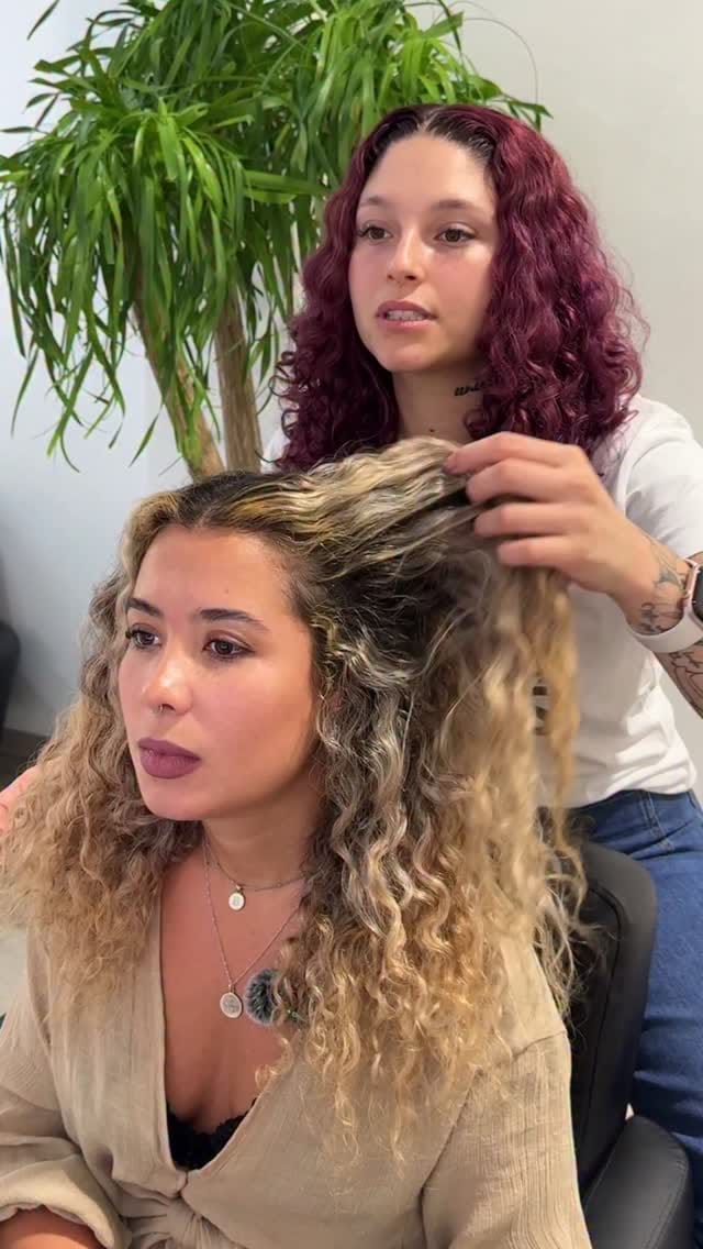Post 1 by Curly Hair Salon/ Peluquería para rizos on Instagram (video)