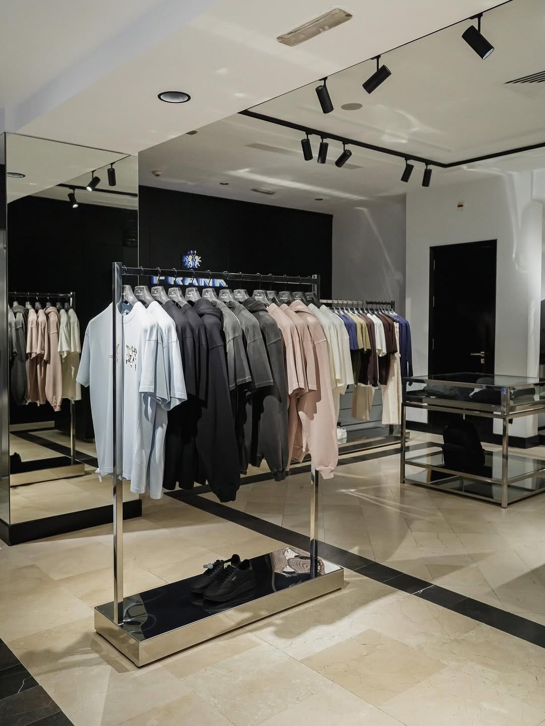 Post 1 by FRANK STORE on Instagram (carousel)