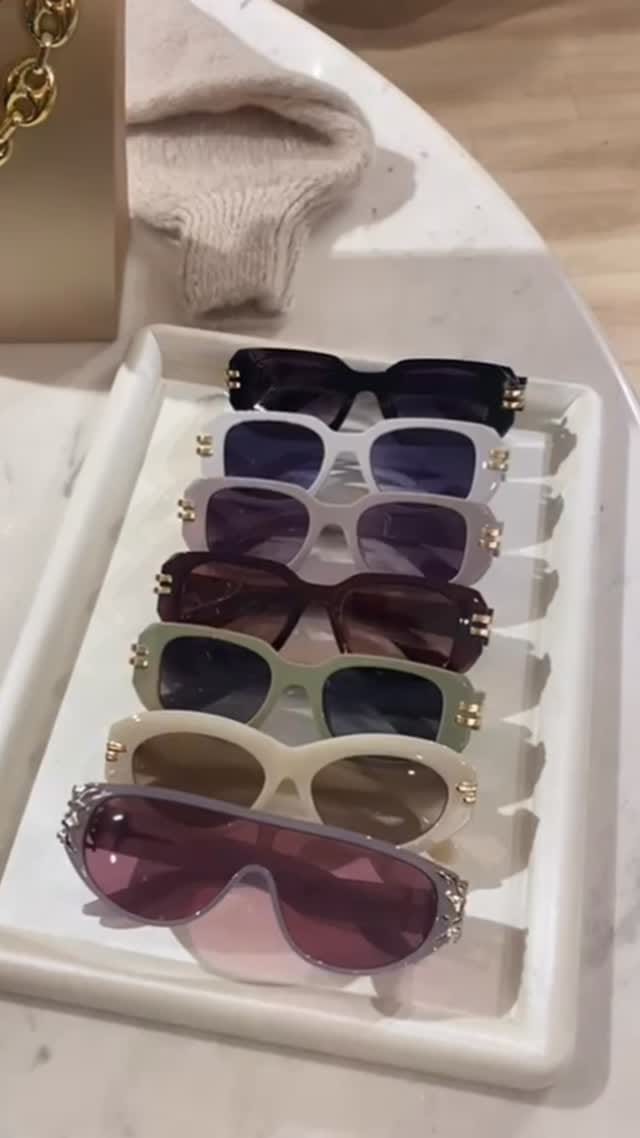 Post 1 by BENI ROOM on Instagram (video)