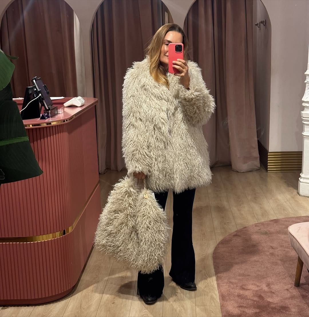 Post 9 by BENI ROOM on Instagram (carousel)