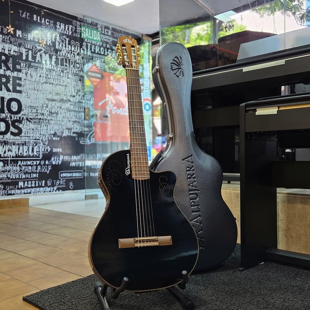 Post 7 by La Casa de las Guitarras on Instagram (carousel)