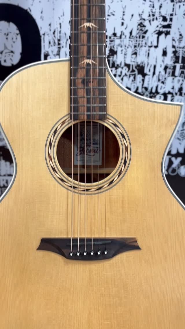 Post 9 by La Casa de las Guitarras on Instagram (video)