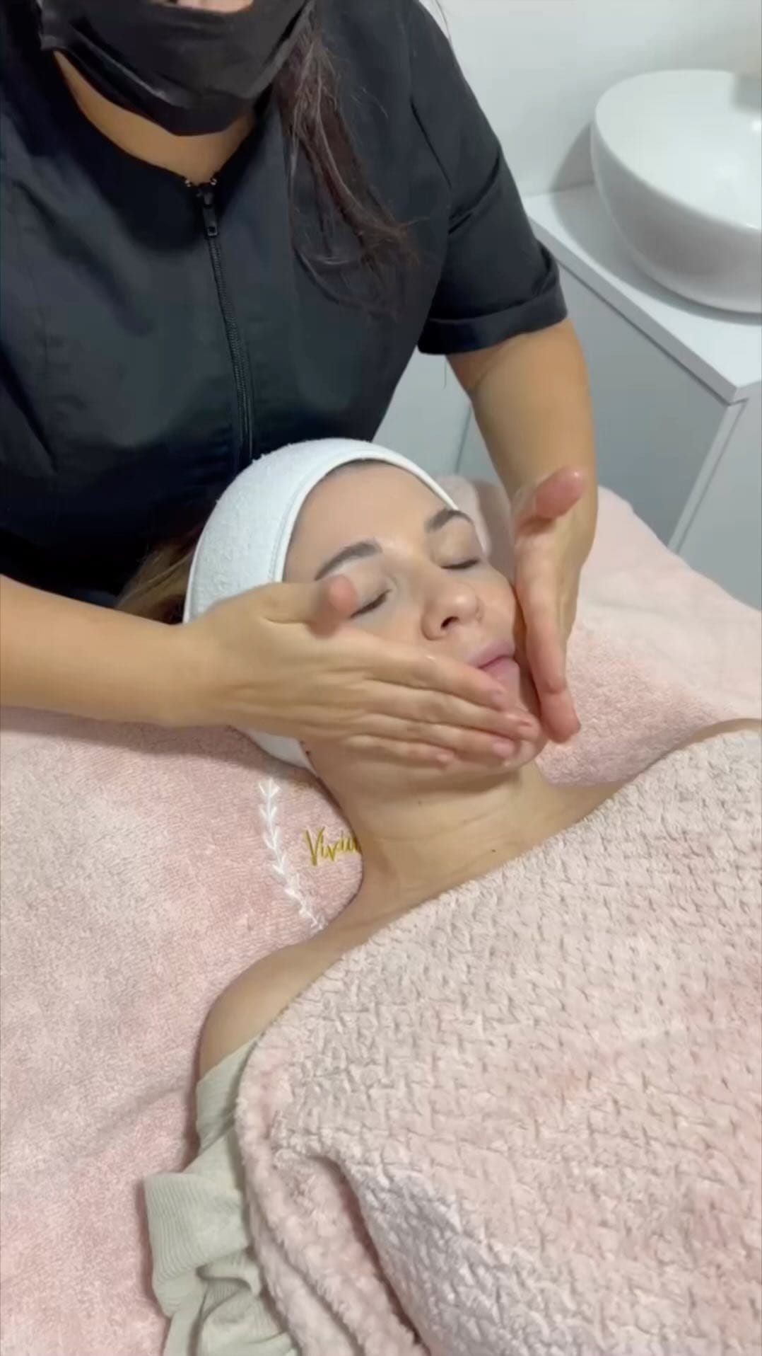 Post 8 by Viviana Luna on Instagram (video)
