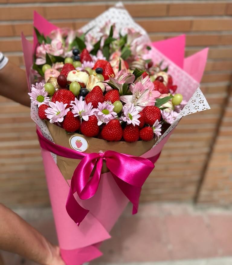 Post 8 by REGALOS FRUTALES  - Frutas, flores, bombones on Instagram (carousel)
