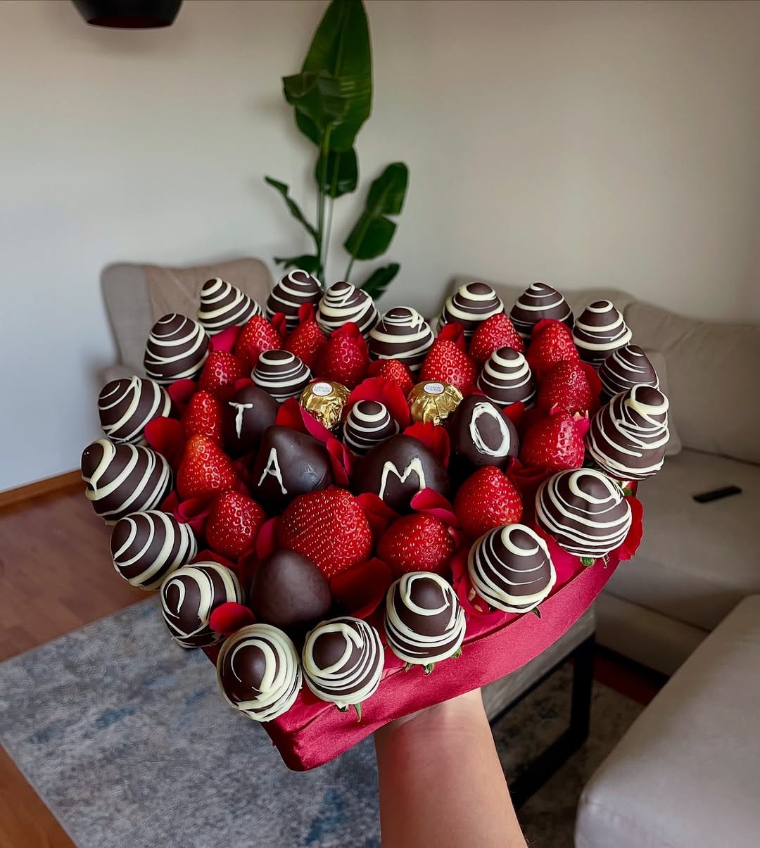 Post 9 by REGALOS FRUTALES  - Frutas, flores, bombones on Instagram (carousel)