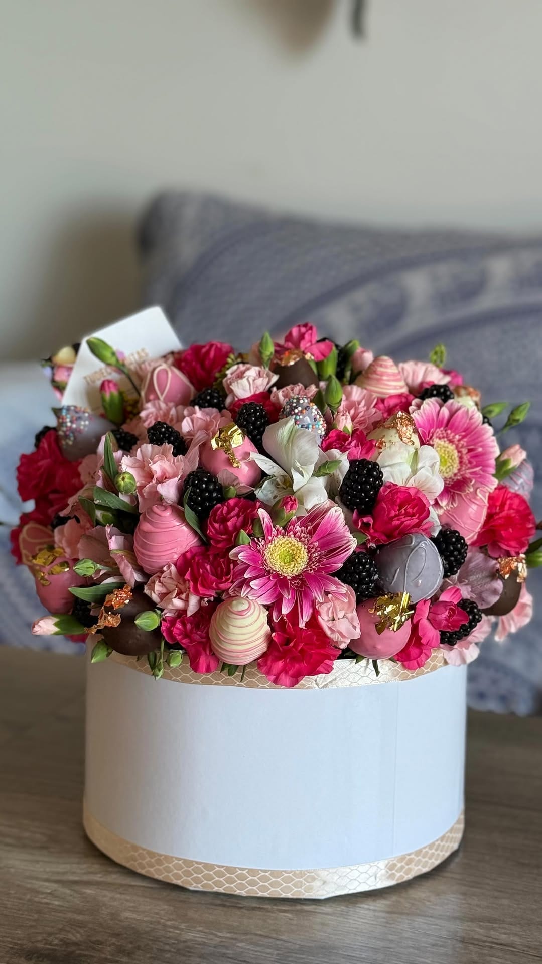 Post 3 by REGALOS FRUTALES  - Frutas, flores, bombones on Instagram (video)