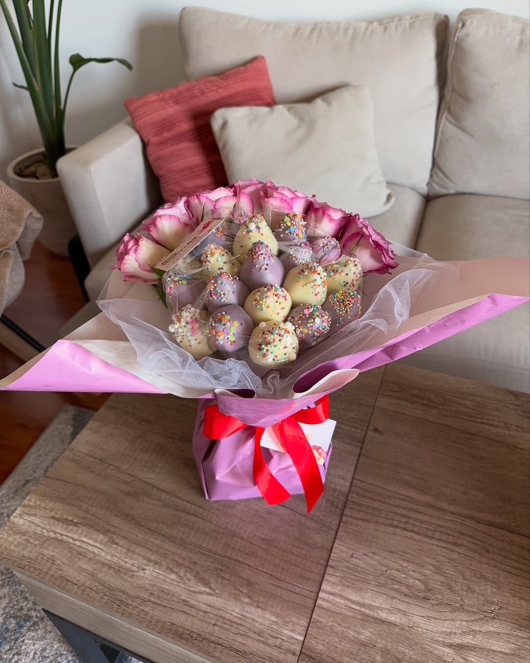 Post 6 by REGALOS FRUTALES  - Frutas, flores, bombones on Instagram (carousel)