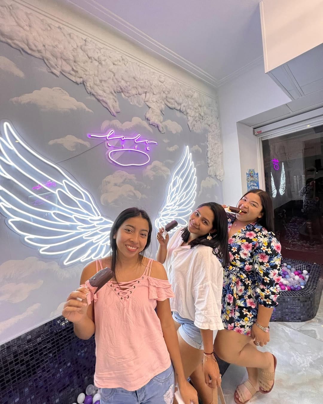 Post 8 by LOLO LIFE on Instagram (carousel)