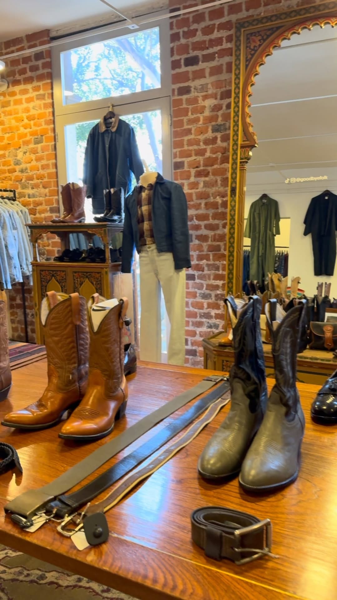 Post 4 by goodbyefolk | Vintage Boutique on Instagram (video)