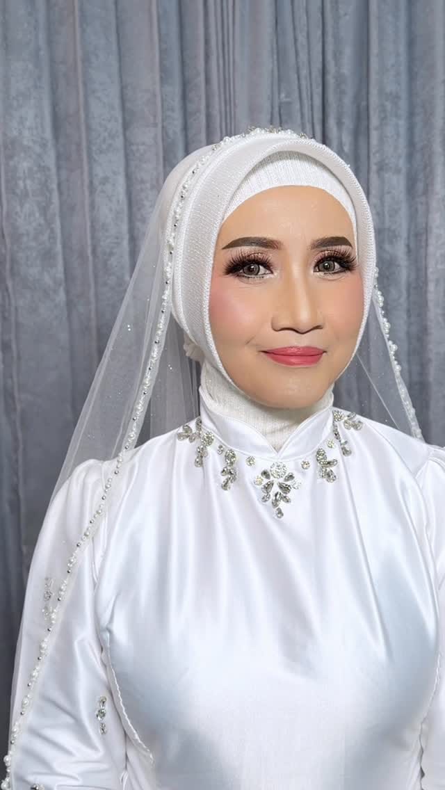 Post 3 by Makeup Artist Sby,sda,mlg on Instagram (video)