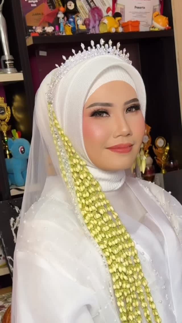 Post 8 by Makeup Artist Sby,sda,mlg on Instagram (video)