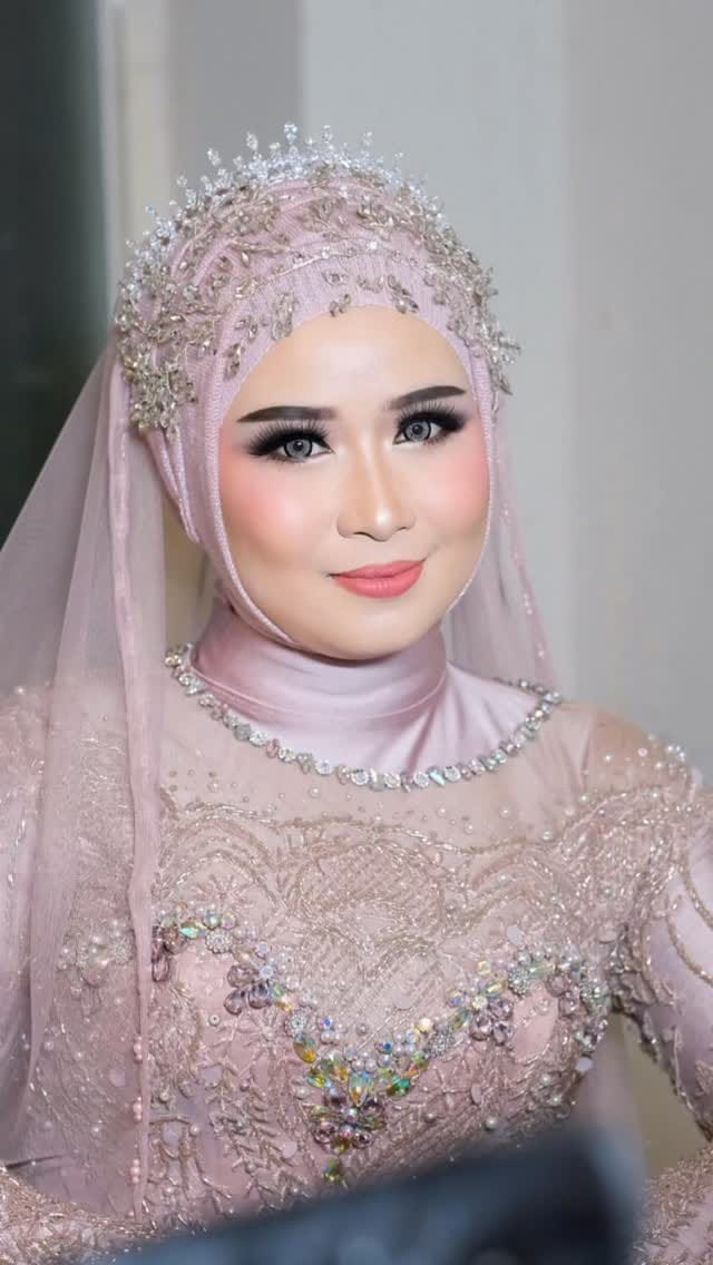 Post 4 by Makeup Artist Sby,sda,mlg on Instagram (video)