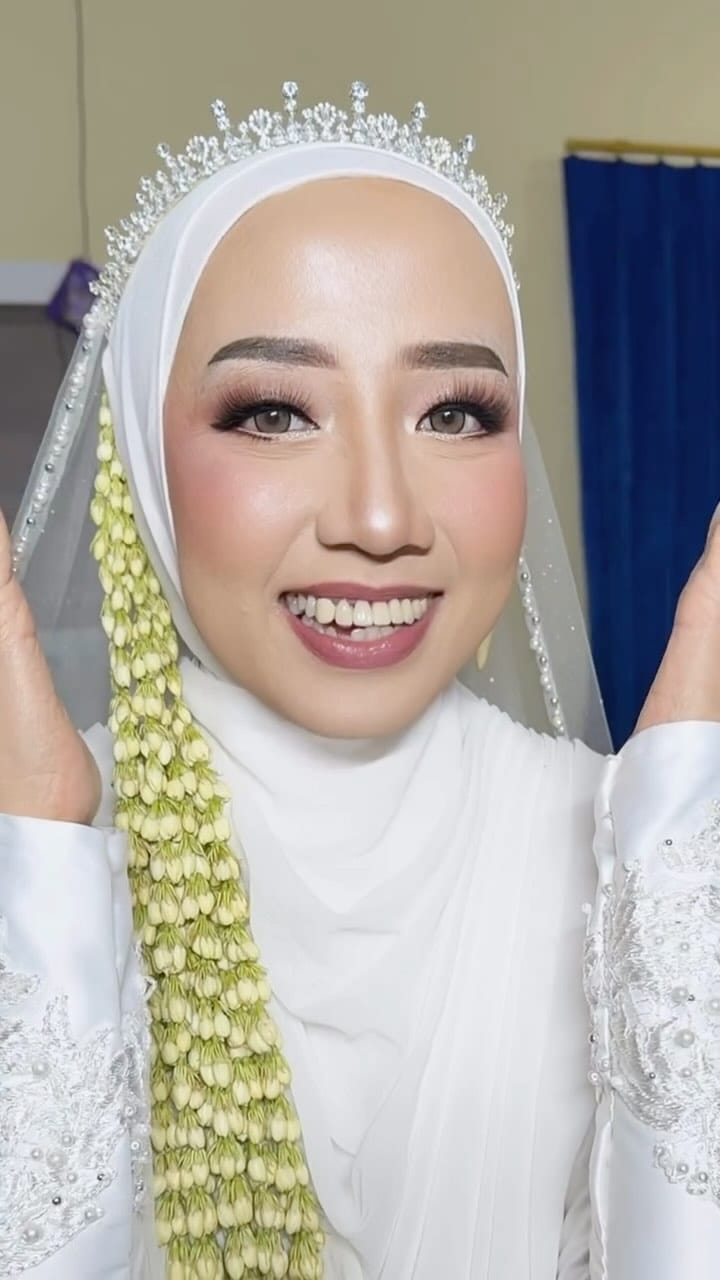 Post 7 by Makeup Artist Sby,sda,mlg on Instagram (video)
