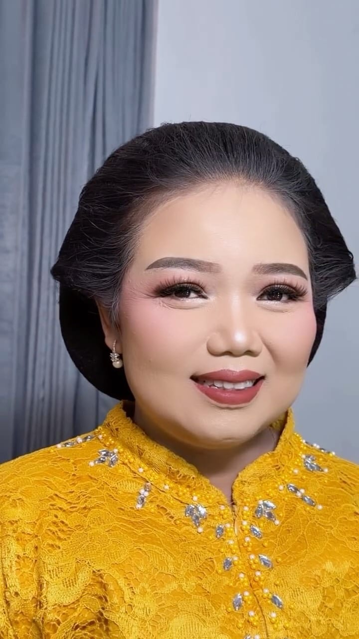 Post 2 by Makeup Artist Sby,sda,mlg on Instagram (video)