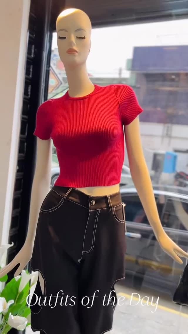 Post 8 by S i x t i n a / ropa on Instagram (video)