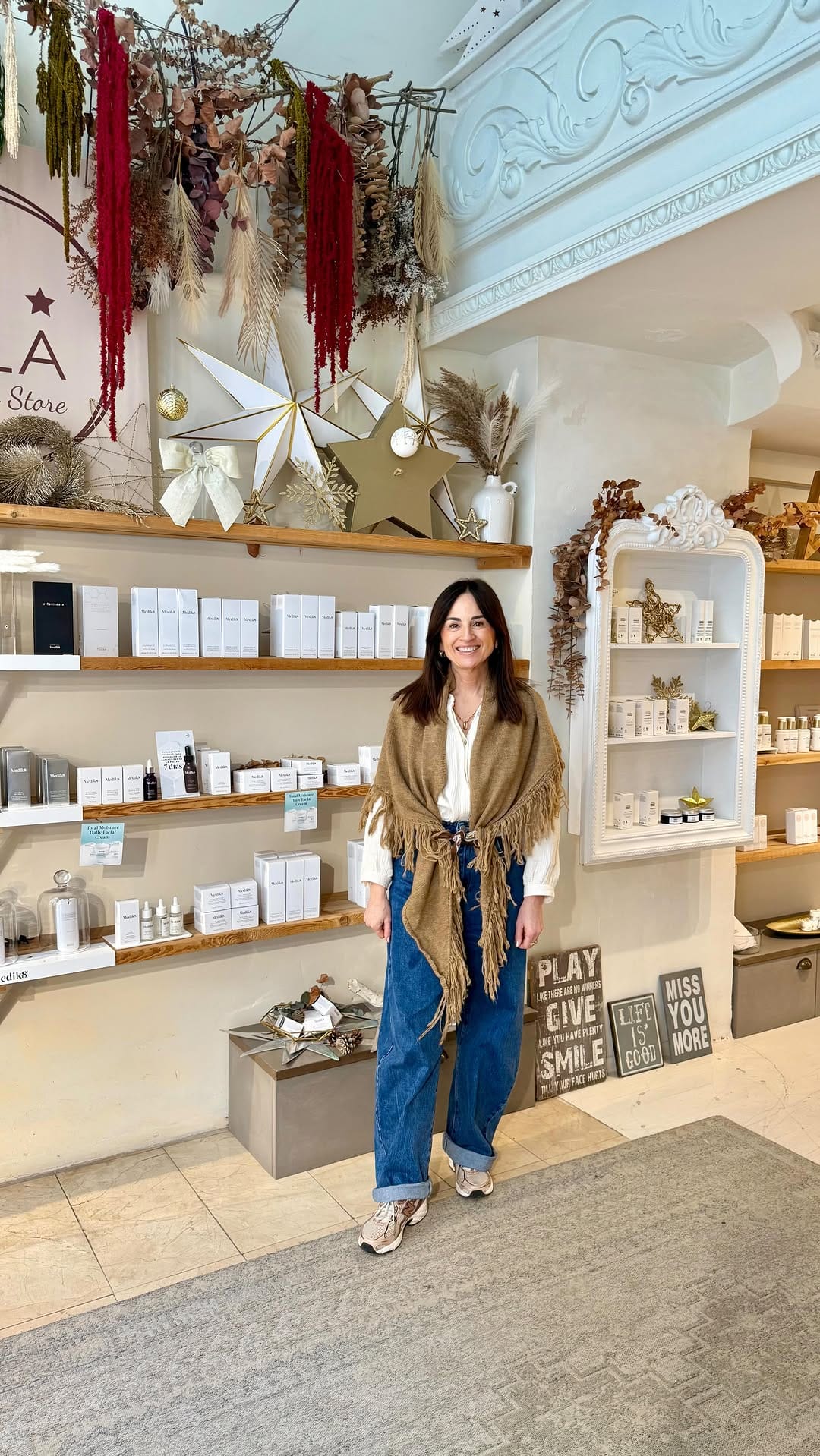 Post 10 by ET VOILA BEAUTY CONCEPT STORE on Instagram (video)