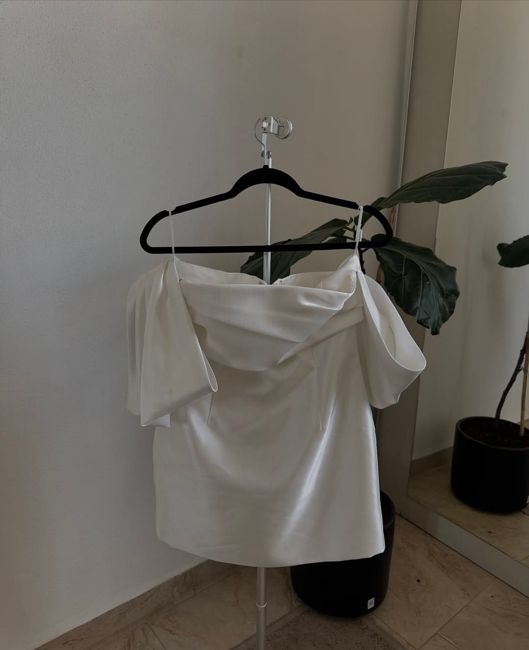 Post 2 by CLOSET HUNTINGS on Instagram (carousel)