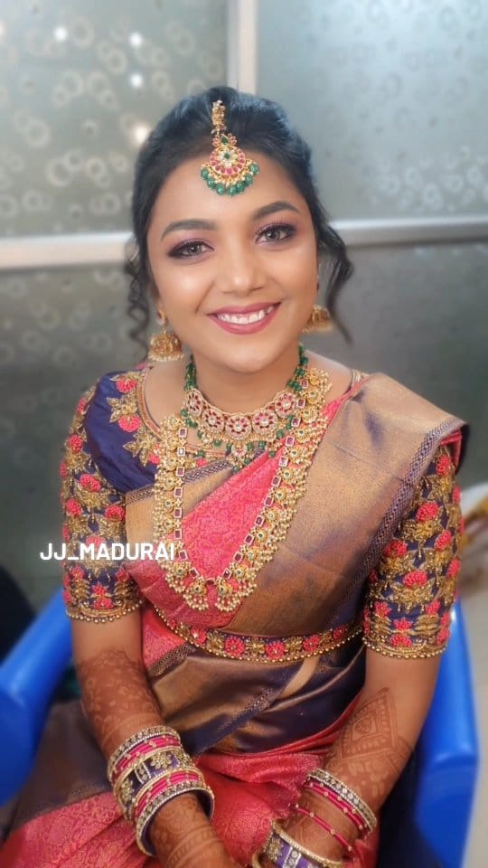 Post 8 by Madurai Makeup Artist#makeup_by_kirthy on Instagram (video)