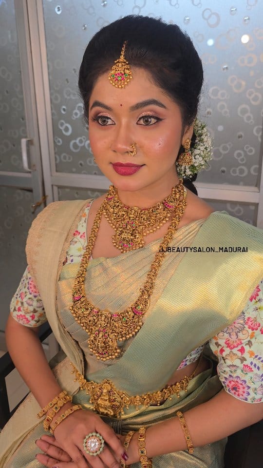 Post 1 by Madurai Makeup Artist#makeup_by_kirthy on Instagram (video)