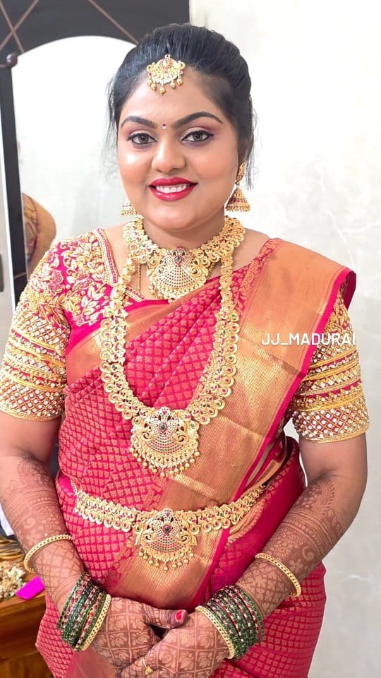 Post 7 by Madurai Makeup Artist#makeup_by_kirthy on Instagram (video)