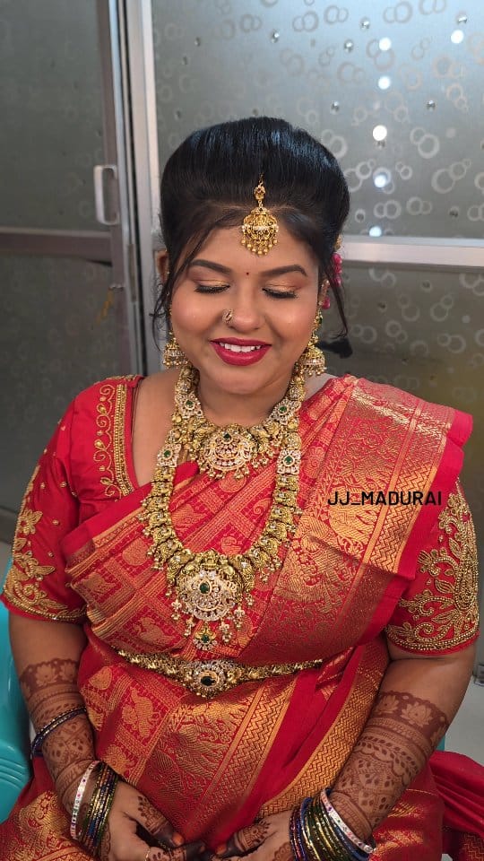 Post 2 by Madurai Makeup Artist#makeup_by_kirthy on Instagram (video)