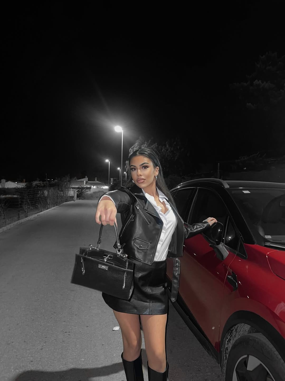 Post 10 by 𝐄𝐒𝐓𝐑𝐄𝐋𝐋𝐀 on Instagram (carousel)