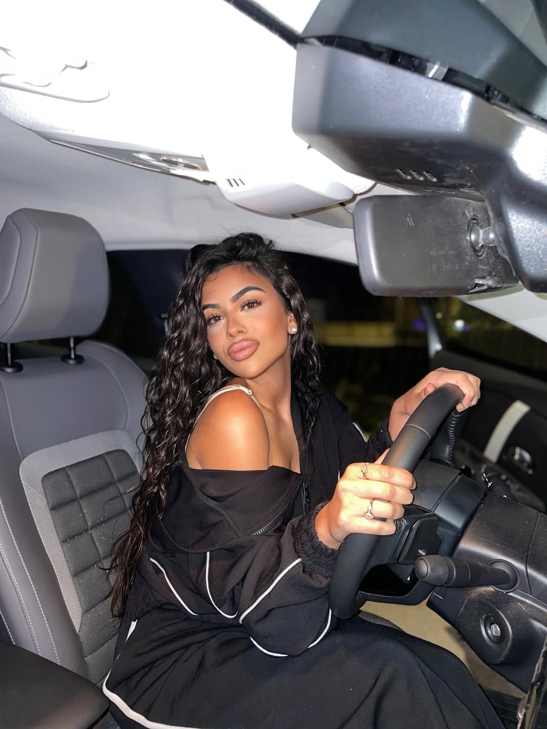 Post 9 by 𝐄𝐒𝐓𝐑𝐄𝐋𝐋𝐀 on Instagram (carousel)