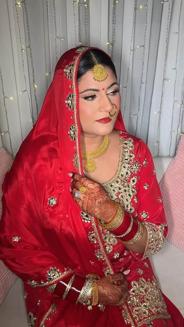 Post 1 by Bridal Makeup artist & hairstylist on Instagram (video)