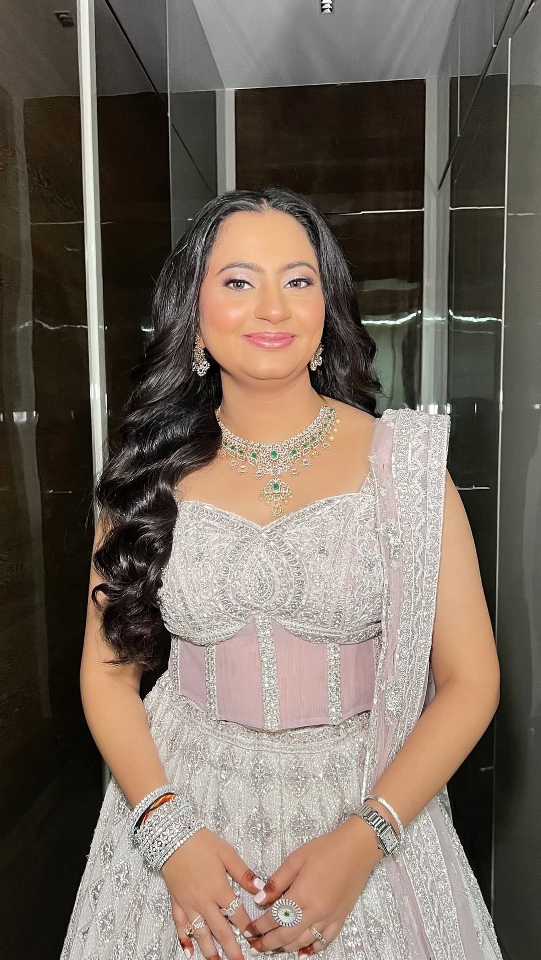 Post 10 by Hemali Bhatia Makeupartist 🧿 on Instagram (video)