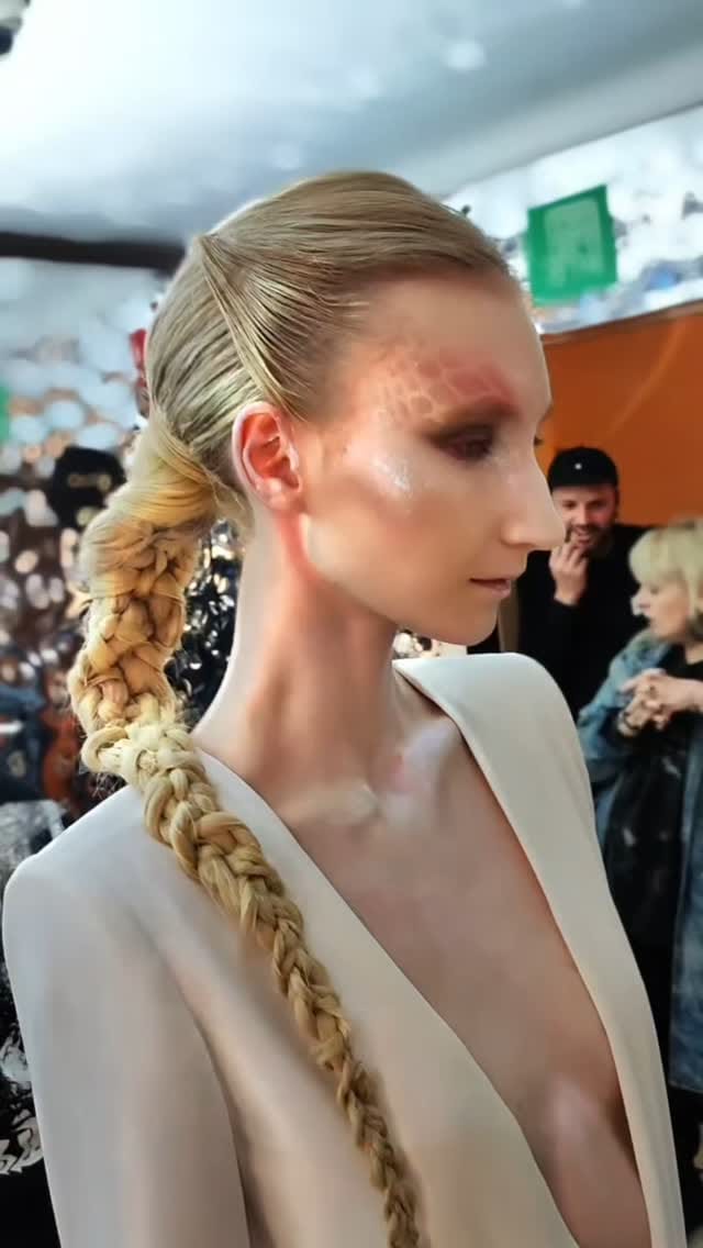 Post 6 by De Maria on Instagram (video)