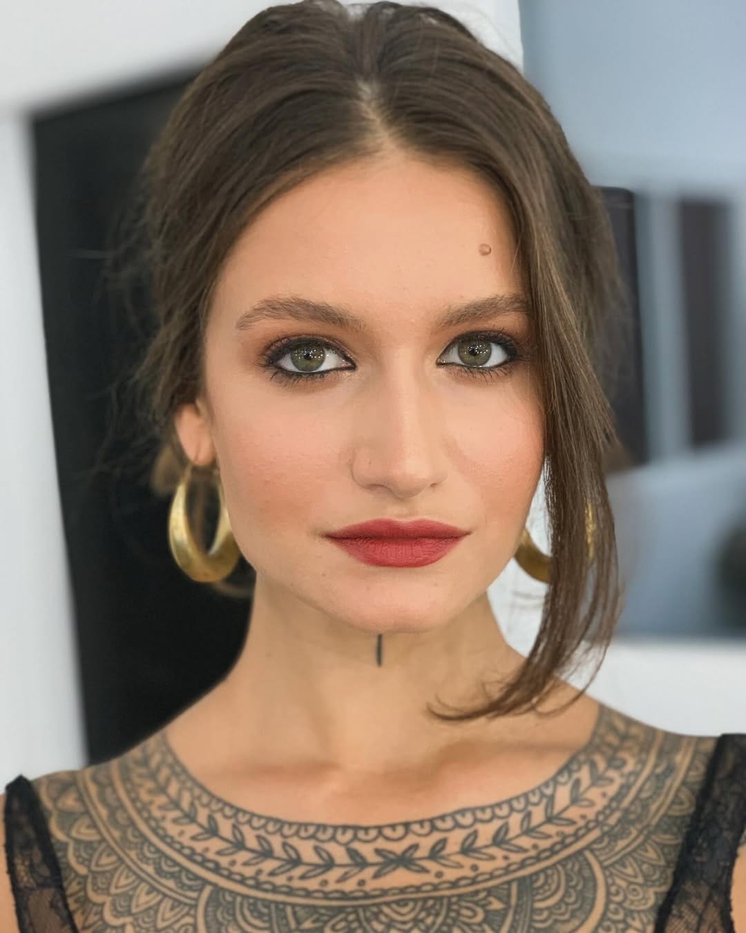 Post 5 by MAKE UP ARTIST on Instagram (carousel)