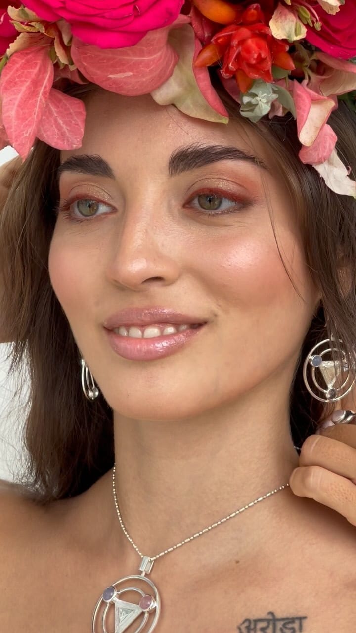 Post 4 by MAKE UP ARTIST on Instagram (video)