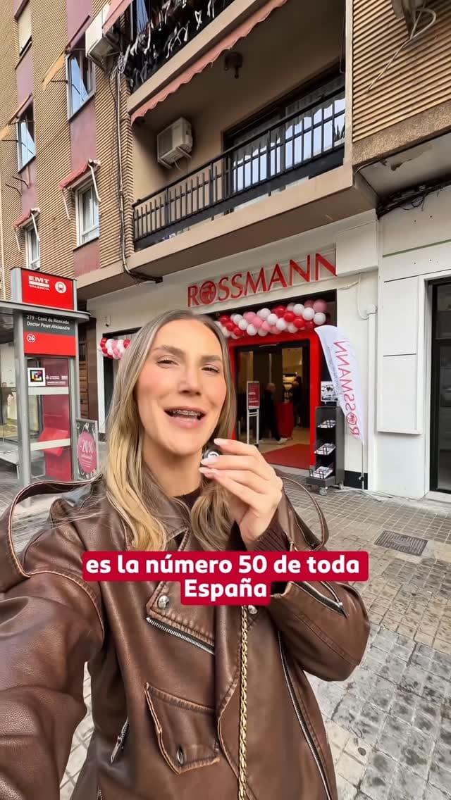 Post 2 by Karolina Blondie on Instagram (video)