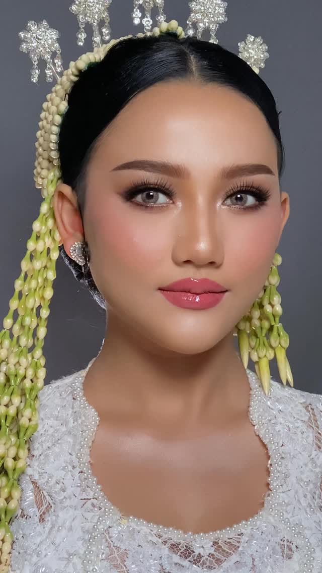 Post 7 by PROFESSIONAL MAKE UP ARTIST on Instagram (video)