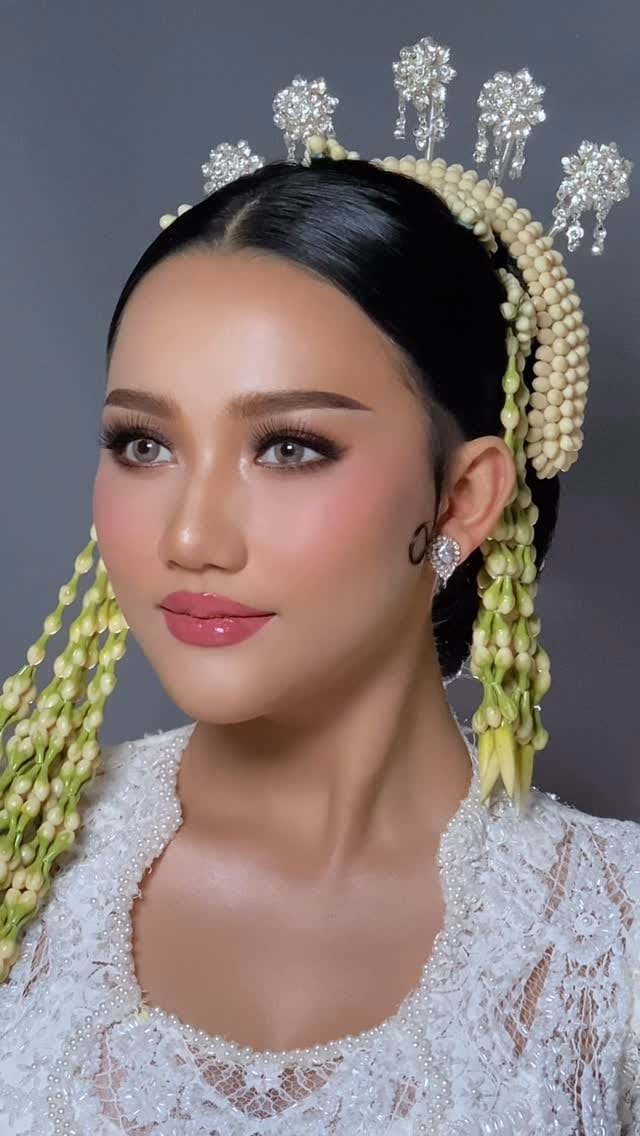 Post 4 by PROFESSIONAL MAKE UP ARTIST on Instagram (video)