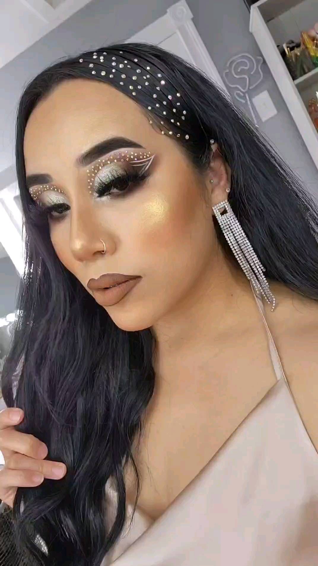 Post 6 by 𝑀𝒶𝓀𝑒𝓊𝓅 𝒷𝓎 𝑅𝑒𝓎𝓃𝒶 on Instagram (video)