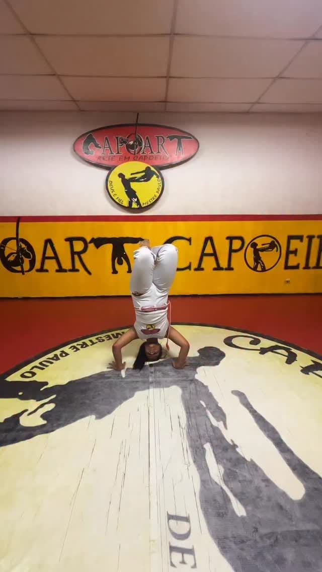 Post 3 by Vitória Carvalho on Instagram (video)