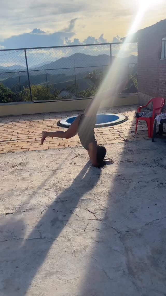 Post 7 by Vitória Carvalho on Instagram (video)