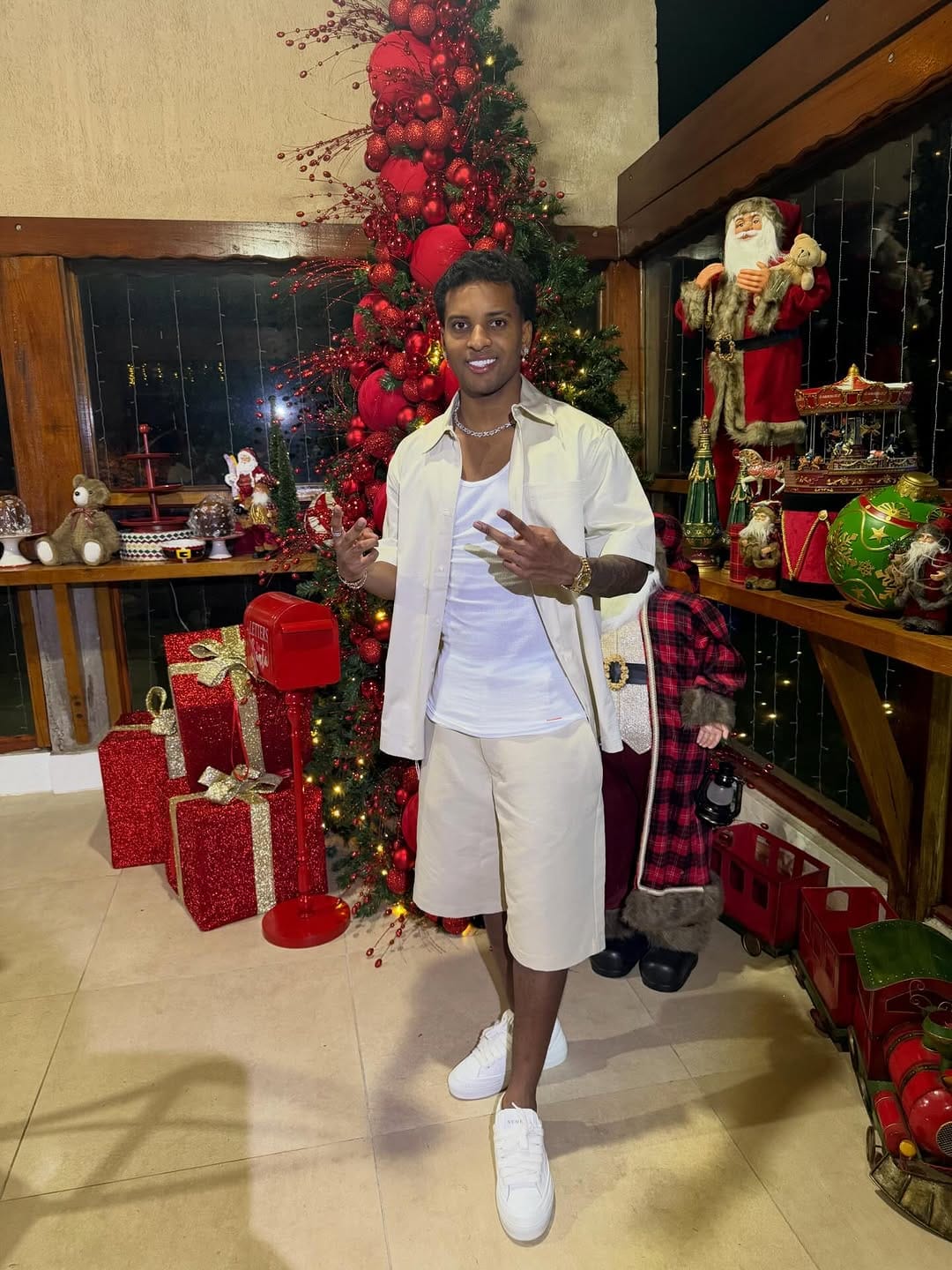 Post 6 by Rodrygo Goes  👐🏾⚡️🇧🇷 on Instagram (carousel)