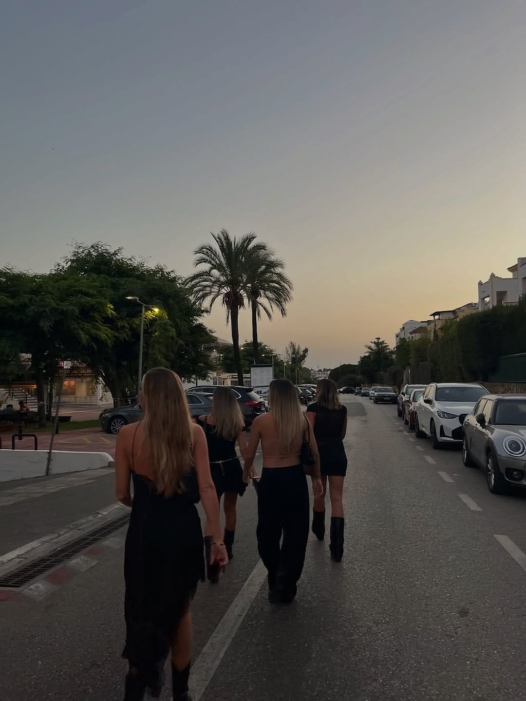 Post 6 by Las Wass - Tati & Lara on Instagram (carousel)