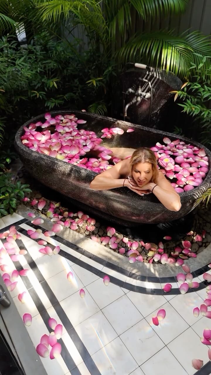 Post 6 by Caroline Azzi on Instagram (video)